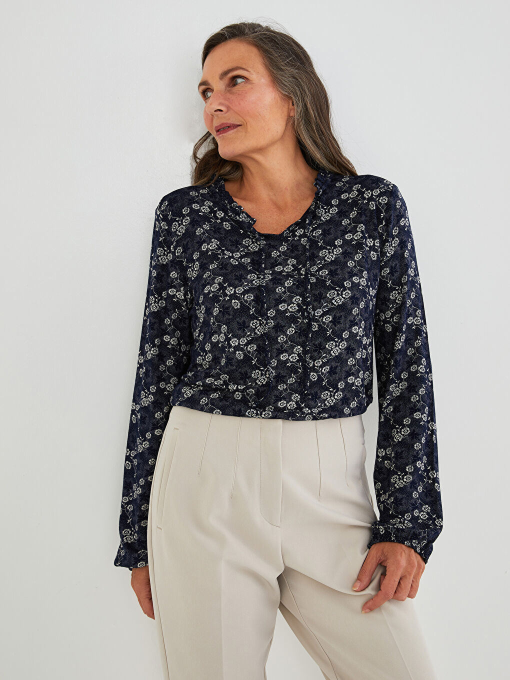 Lacivert Fırfırlı Bağlamalı Yaka Çiçekli Uzun Kollu Kadın Bluz-1