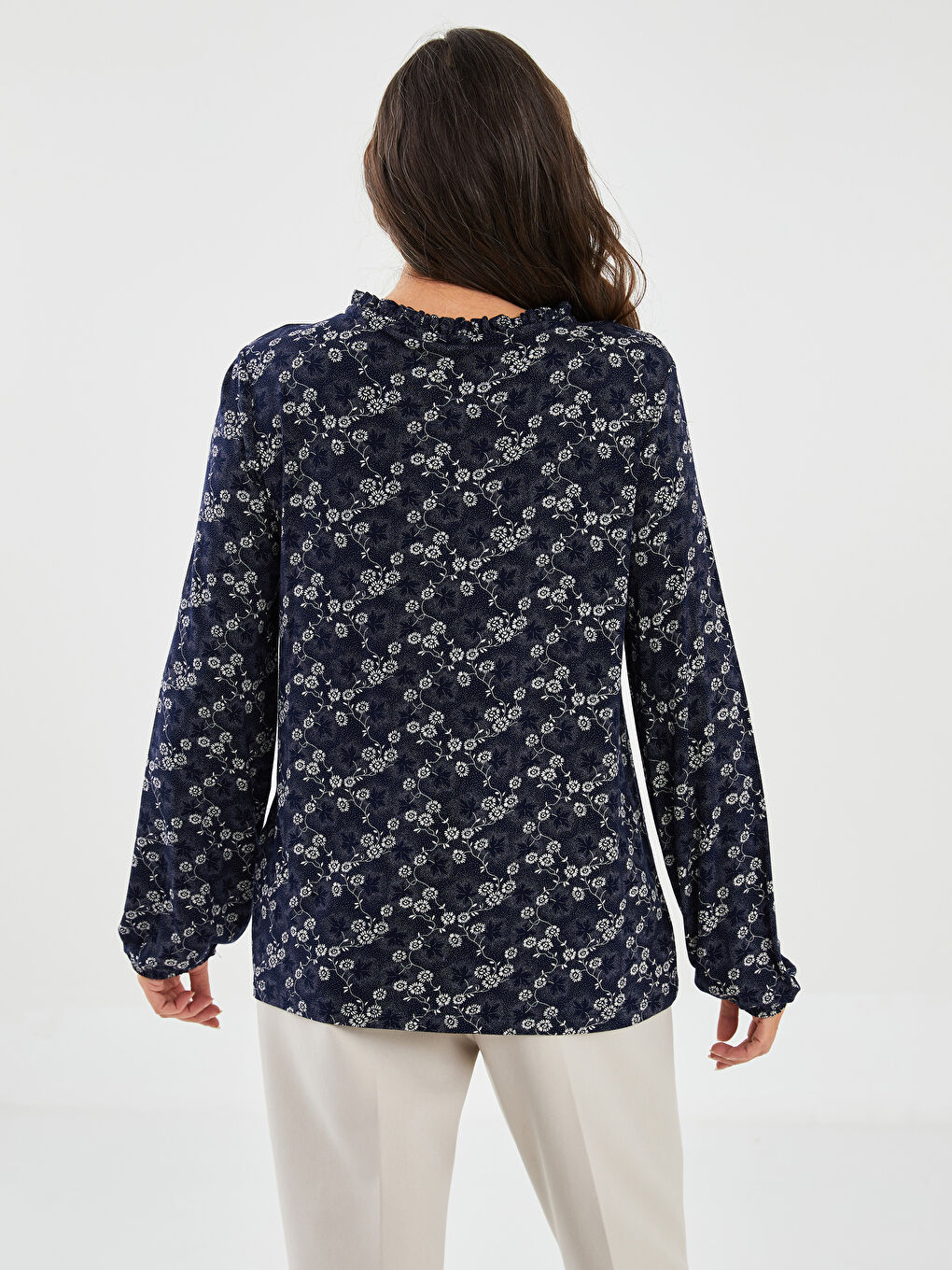 Lacivert Fırfırlı Bağlamalı Yaka Çiçekli Uzun Kollu Kadın Bluz-4
