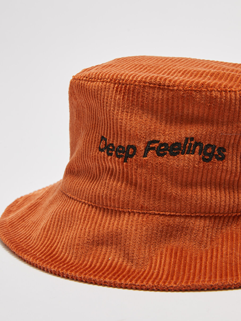 قبعة دلو نسائية من المخمل مطرزة بشعار-1