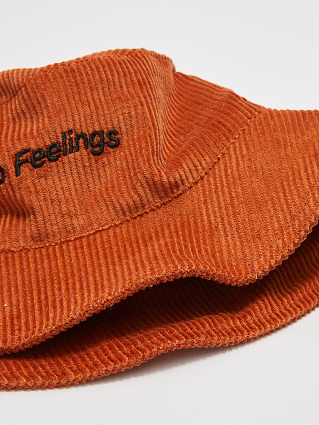 قبعة دلو نسائية من المخمل مطرزة بشعار-2