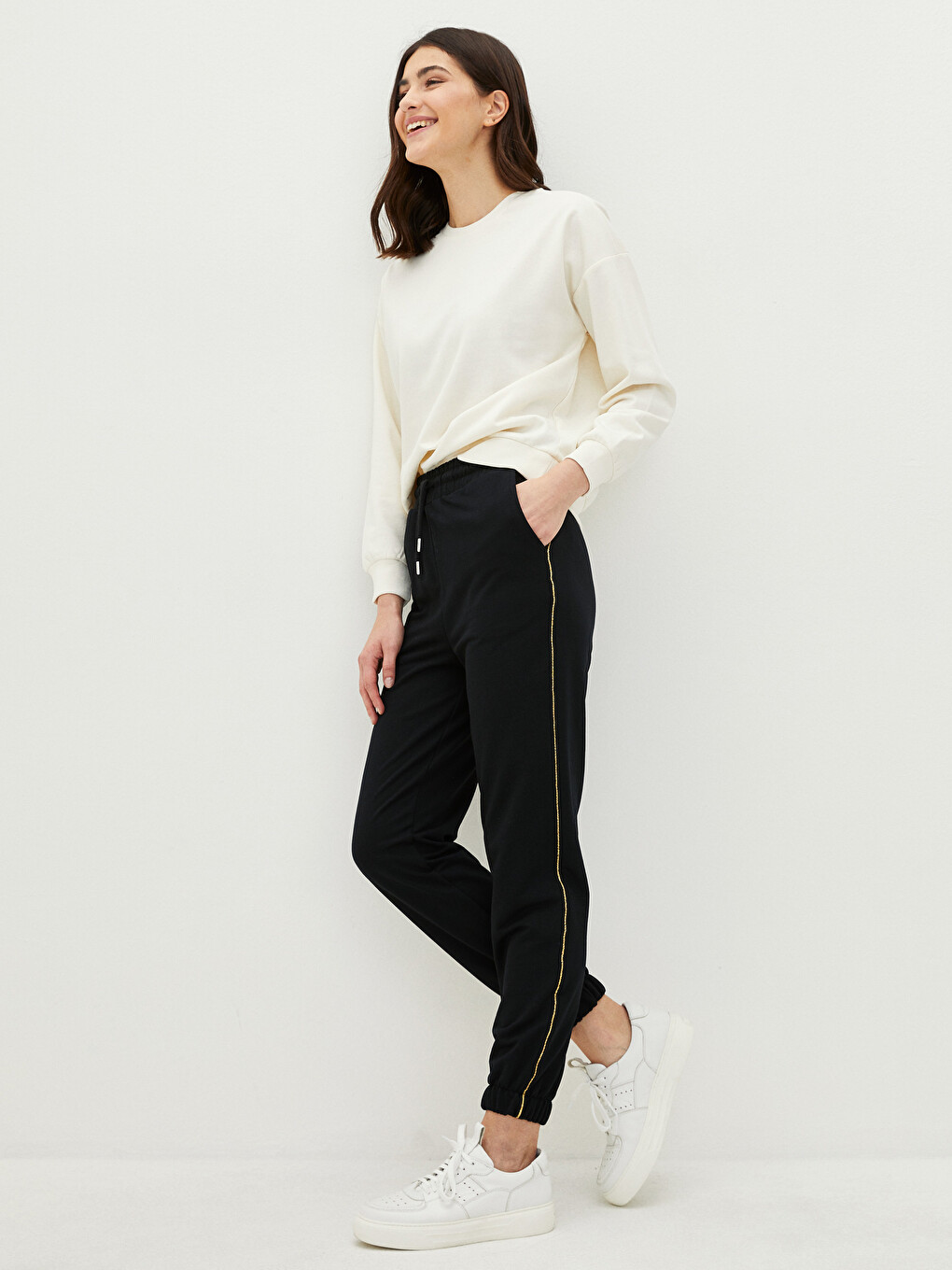 Women's Elastic Waist Stripe Detailed Jogger Sweatpants