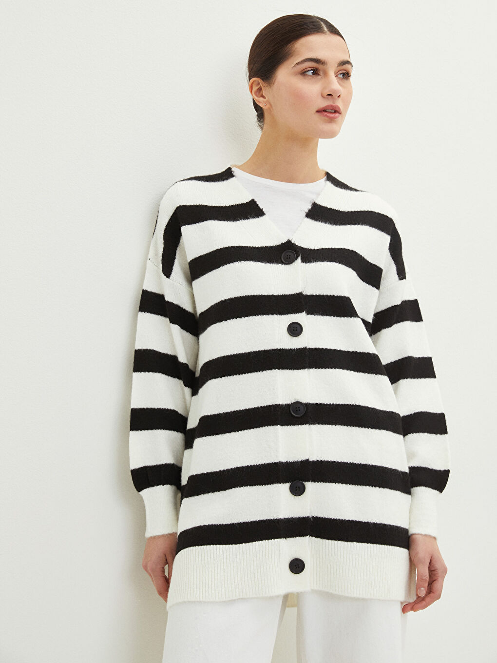 Siyah V Yaka Çizgili Uzun Kollu Kadın Triko Hırka