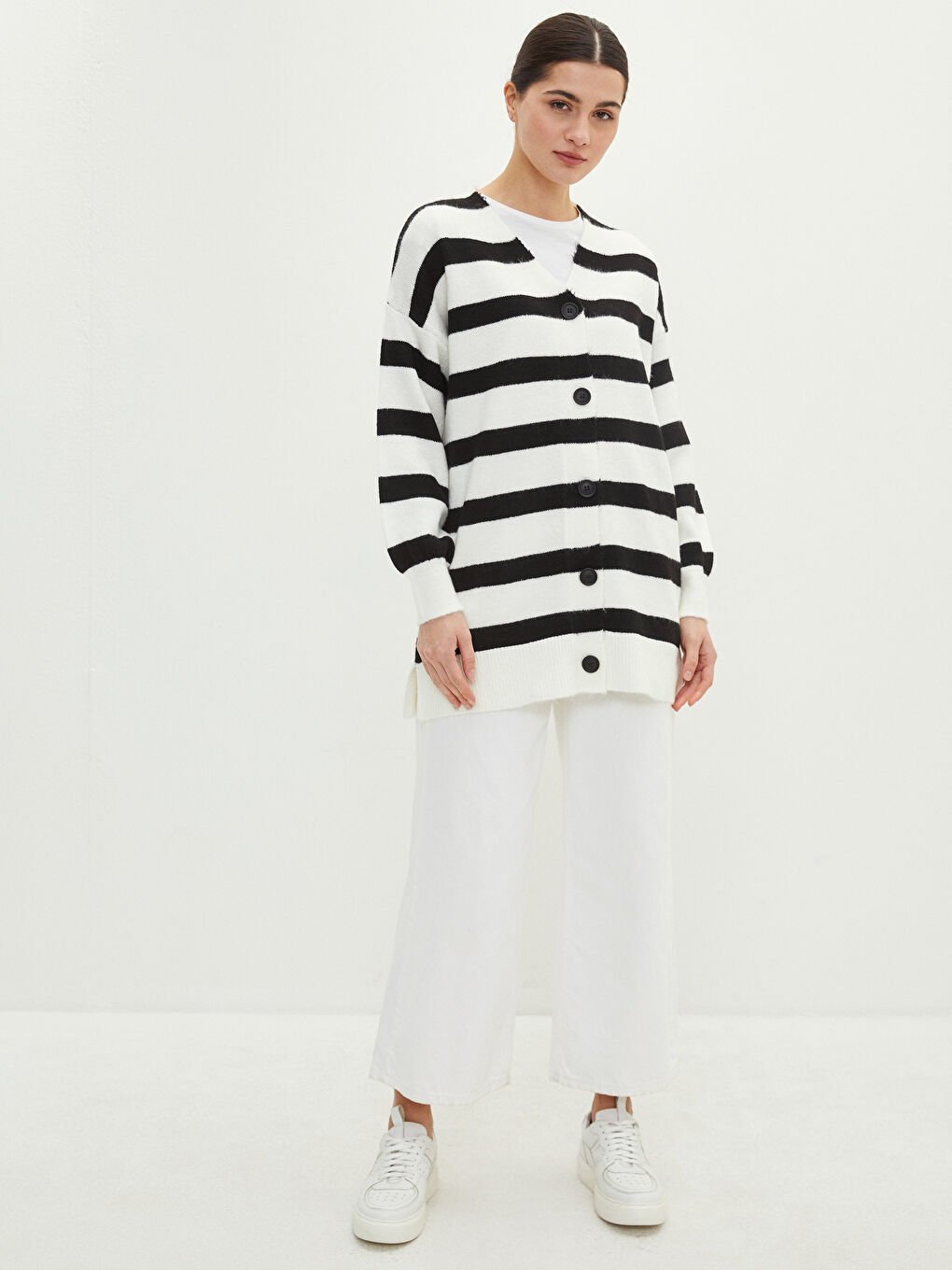 Siyah V Yaka Çizgili Uzun Kollu Kadın Triko Hırka-1