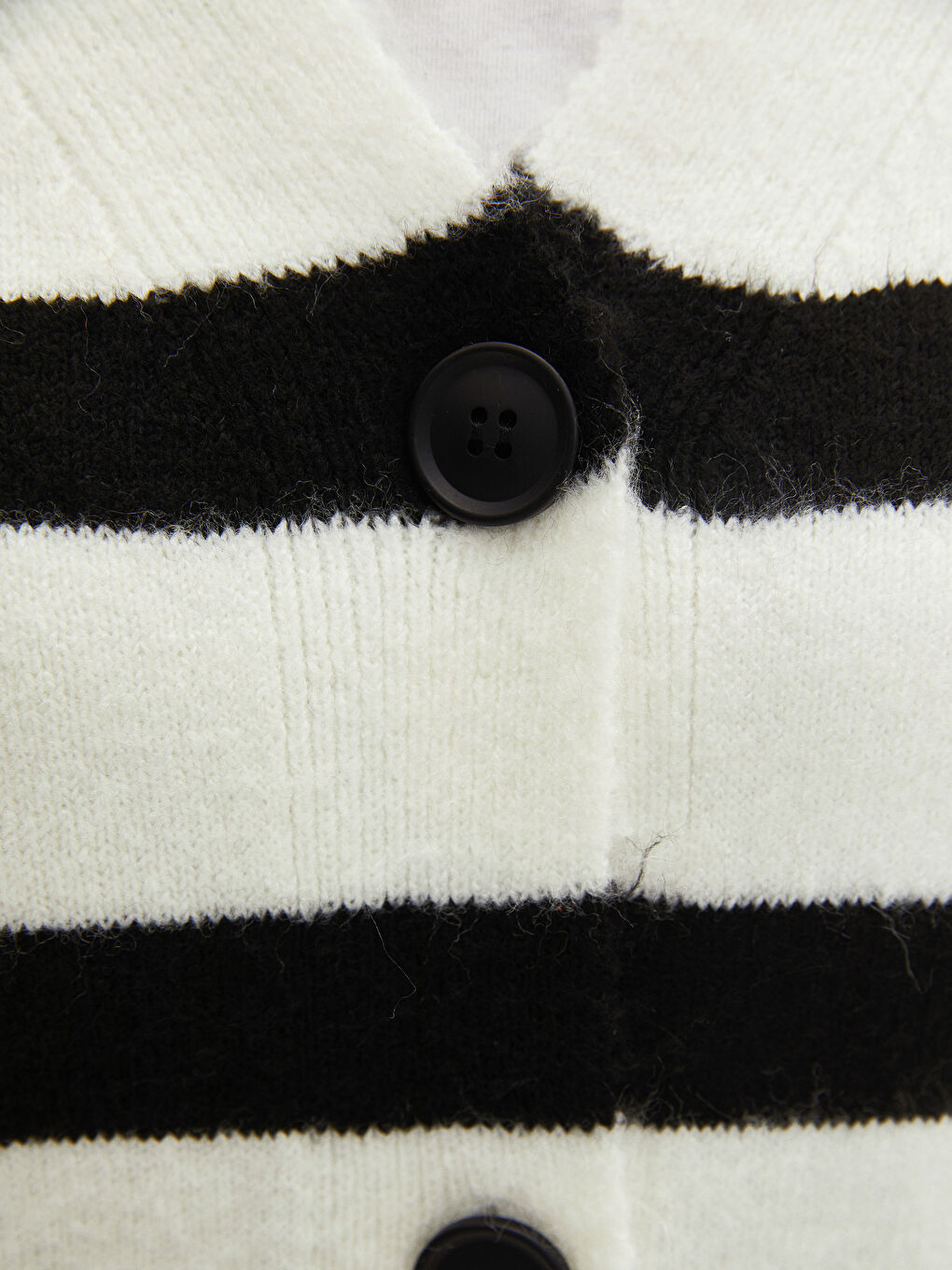 Siyah V Yaka Çizgili Uzun Kollu Kadın Triko Hırka-2