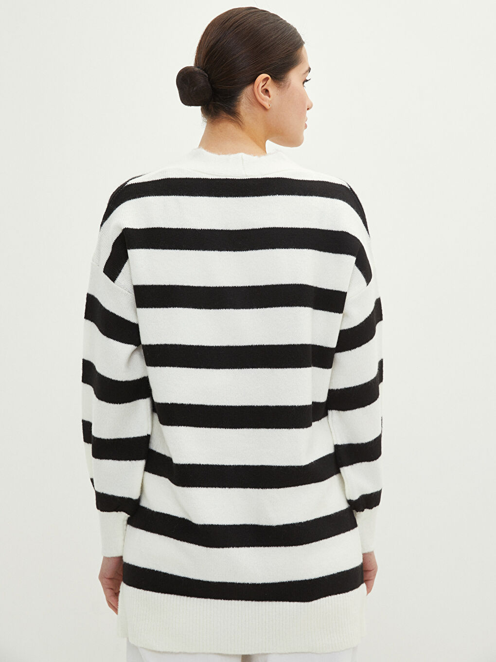 Siyah V Yaka Çizgili Uzun Kollu Kadın Triko Hırka-3