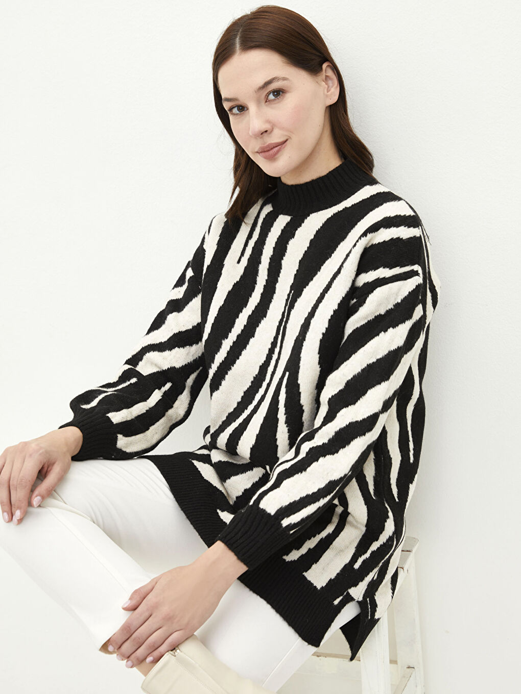 Siyah Dik Yaka Desenli Uzun Kollu Kadın Triko Tunik