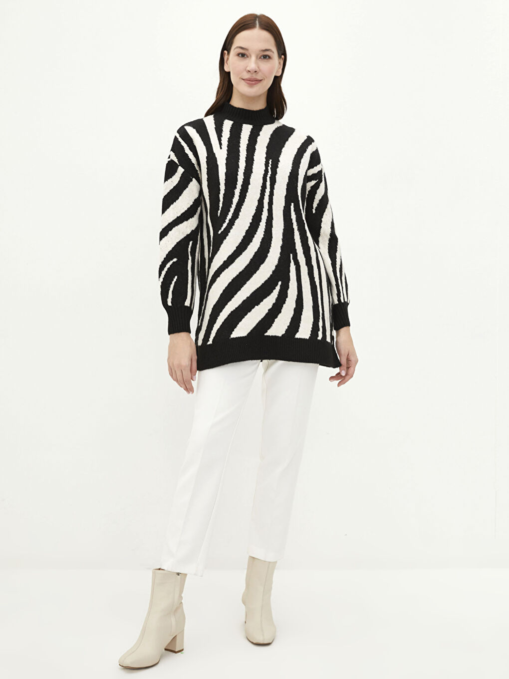 Siyah Dik Yaka Desenli Uzun Kollu Kadın Triko Tunik-1