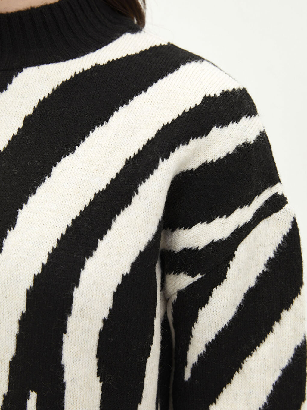 Siyah Dik Yaka Desenli Uzun Kollu Kadın Triko Tunik-2