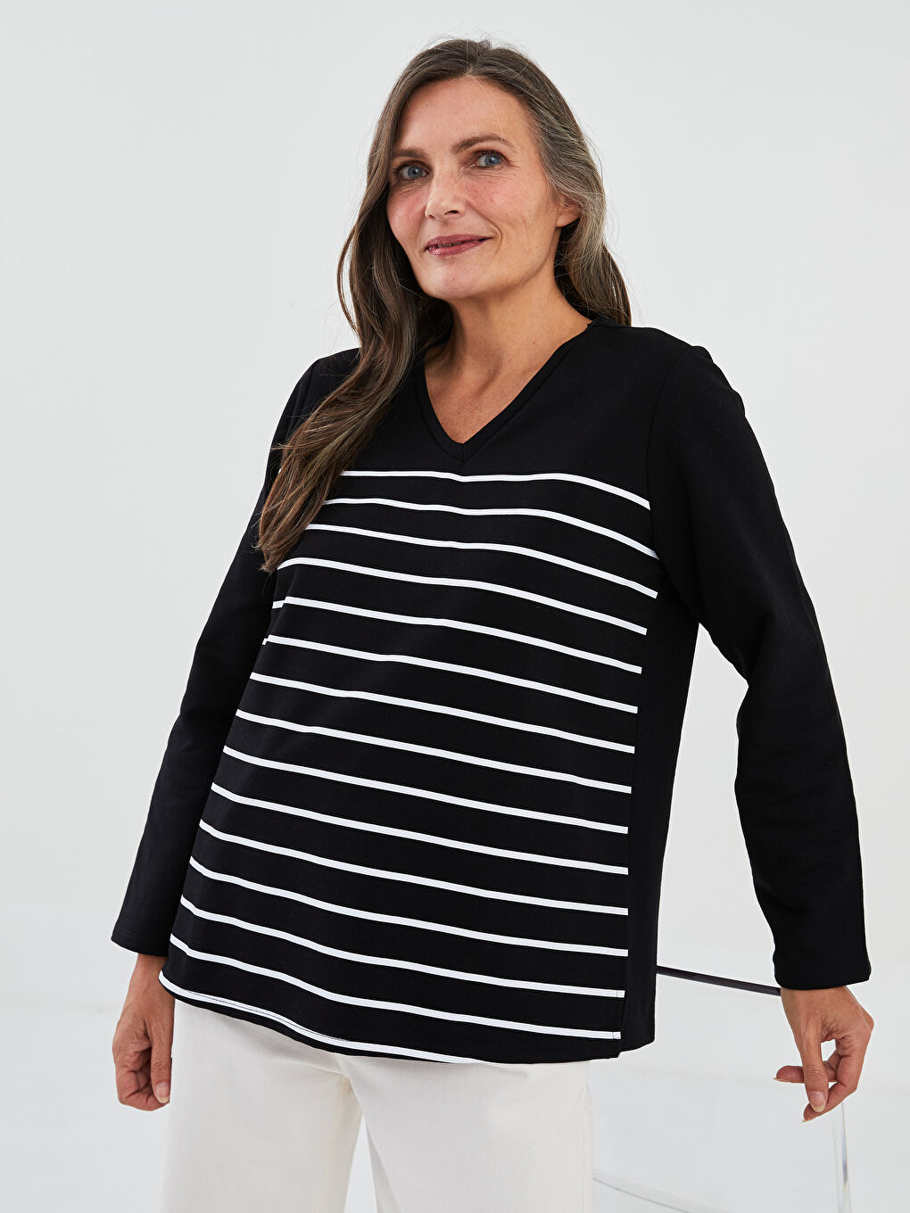 Siyah V Yaka Çizgili Uzun Kollu Kadın Tişört