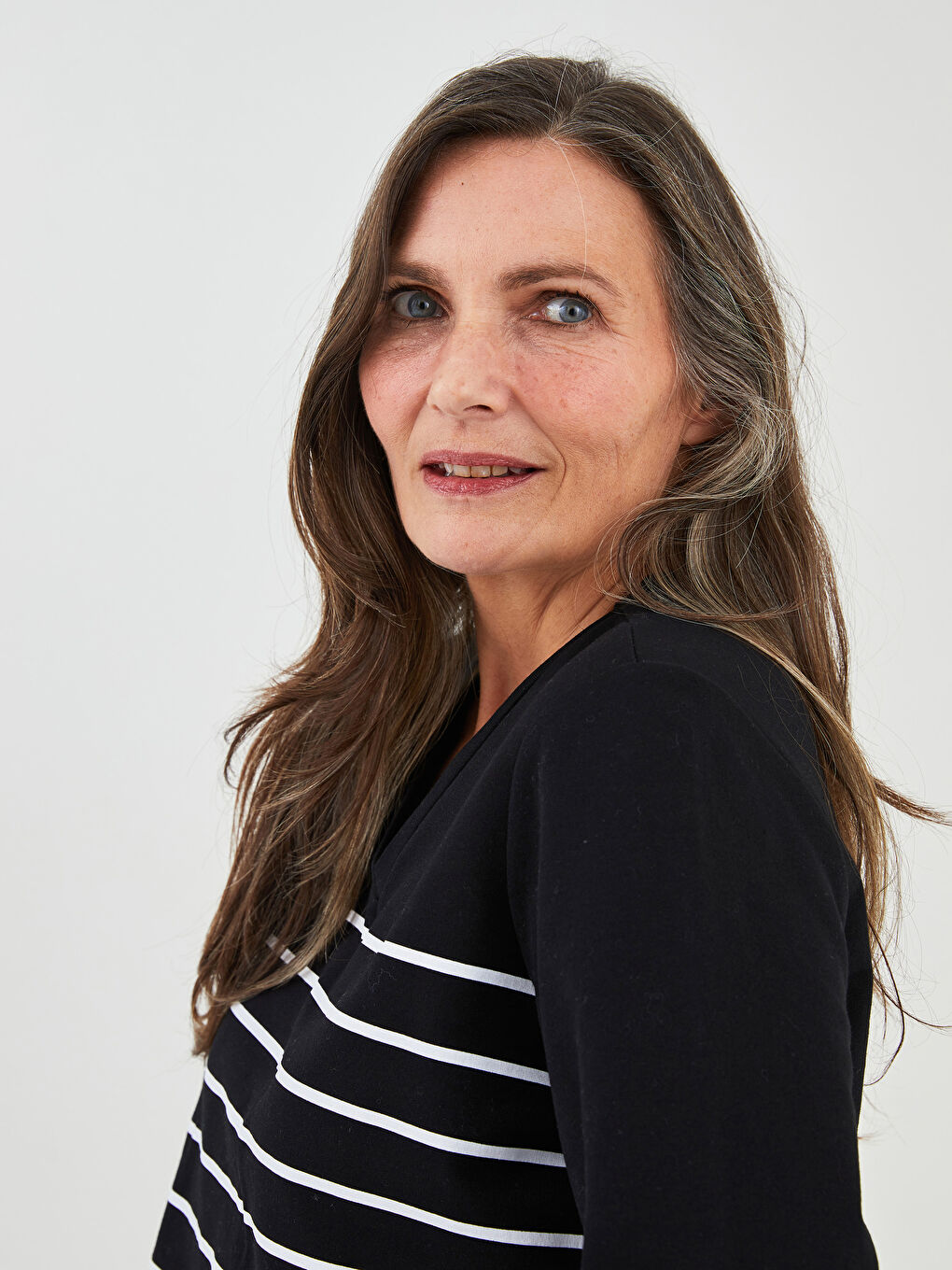 Siyah V Yaka Çizgili Uzun Kollu Kadın Tişört-1