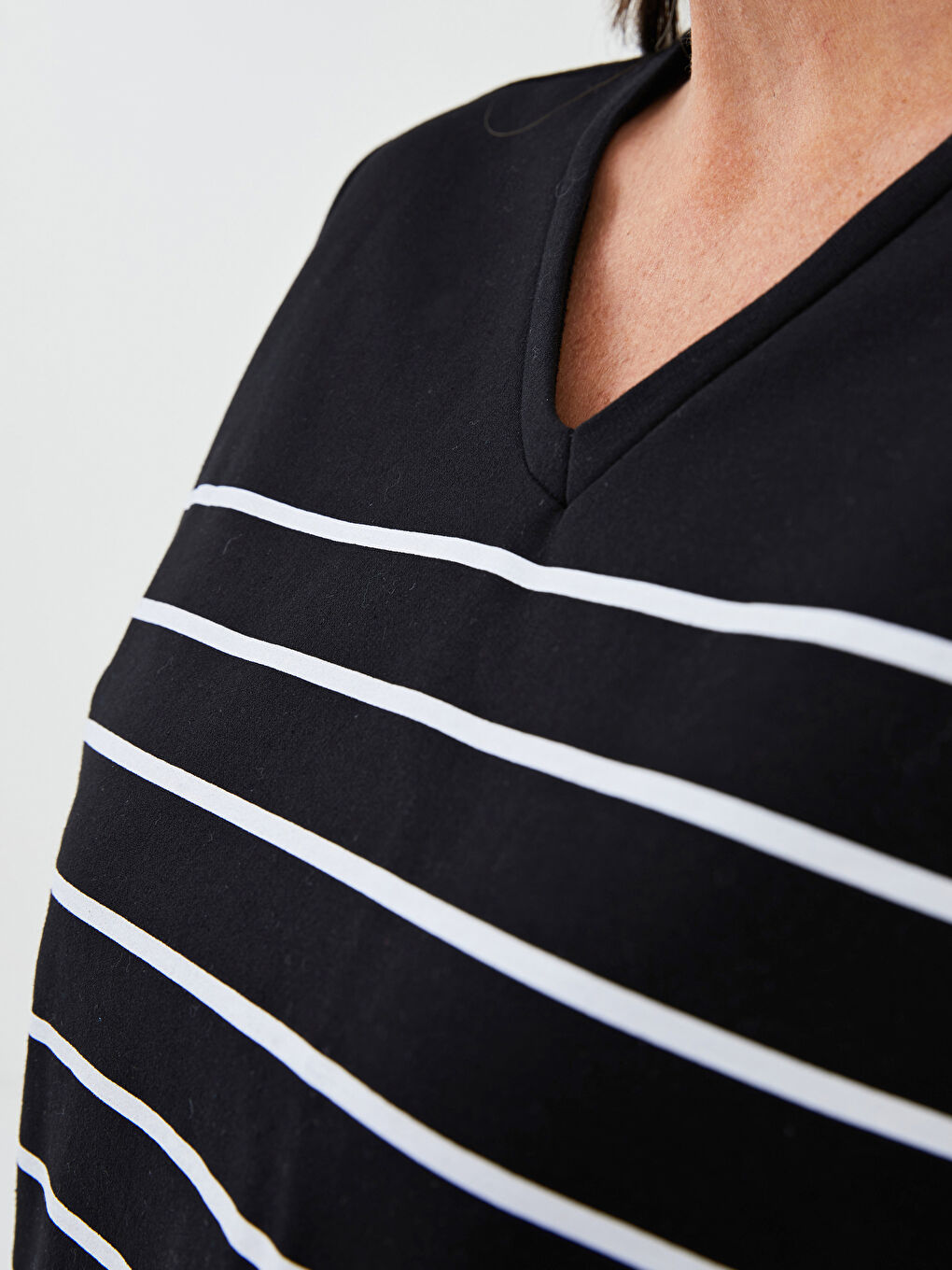 Siyah V Yaka Çizgili Uzun Kollu Kadın Tişört-2