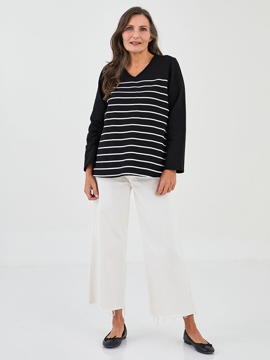 Siyah V Yaka Çizgili Uzun Kollu Kadın Tişört-3