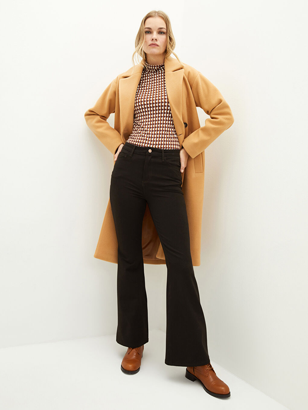 Панталон за жени с тънък силует, детайли на джобовете и разкроен крачол