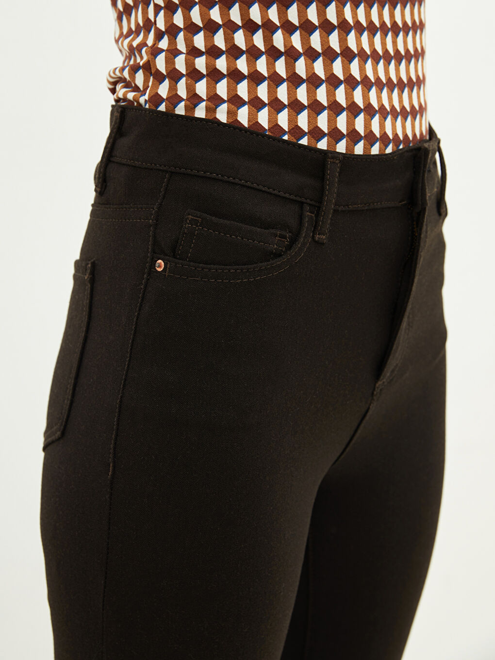 Панталон за жени с тънък силует, детайли на джобовете и разкроен крачол-1