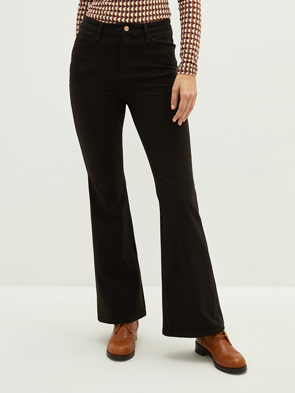 Панталон за жени с тънък силует, детайли на джобовете и разкроен крачол-2