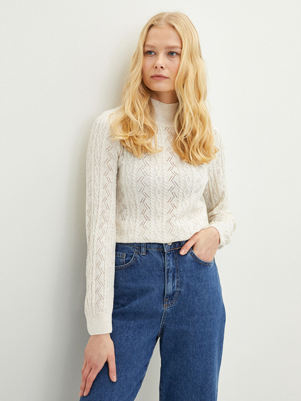 Ekru Yarım Balıkçı Yaka Kendinden Desenli Uzun Kollu Kadın Triko Kazak