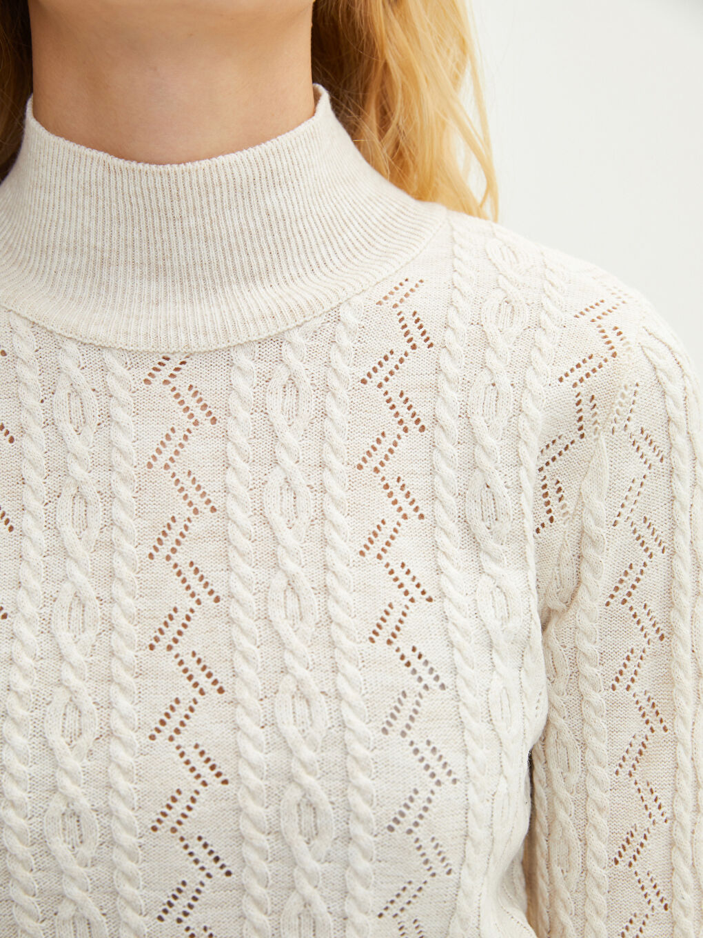 Ekru Yarım Balıkçı Yaka Kendinden Desenli Uzun Kollu Kadın Triko Kazak-3