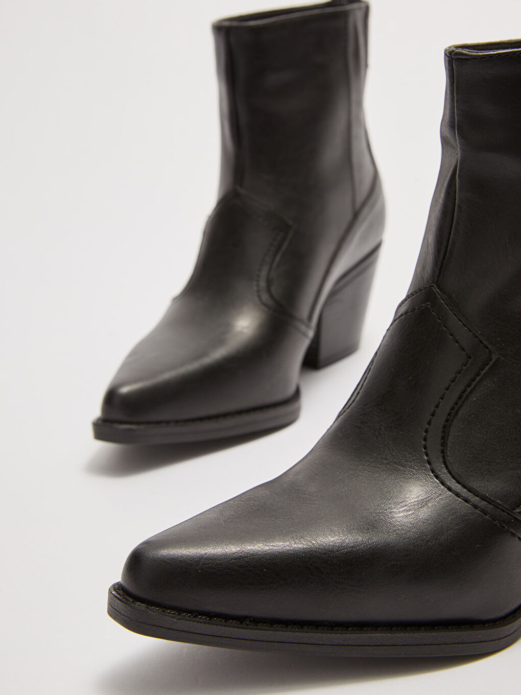 Siyah Deri Görünümlü Sivri Burun Kadın Topuklu Bot-2