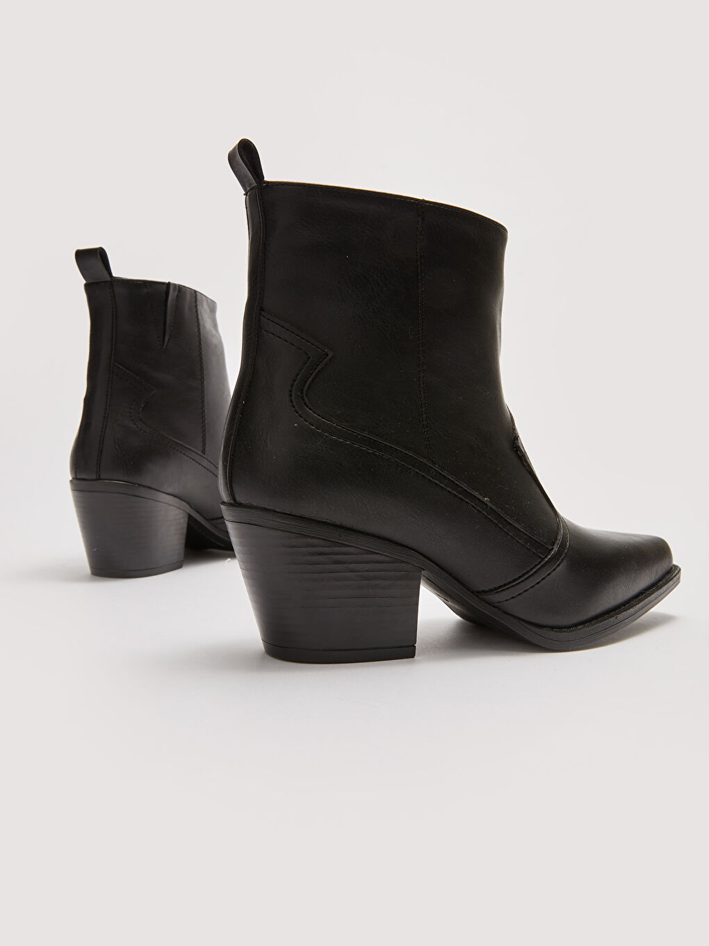 Siyah Deri Görünümlü Sivri Burun Kadın Topuklu Bot-4
