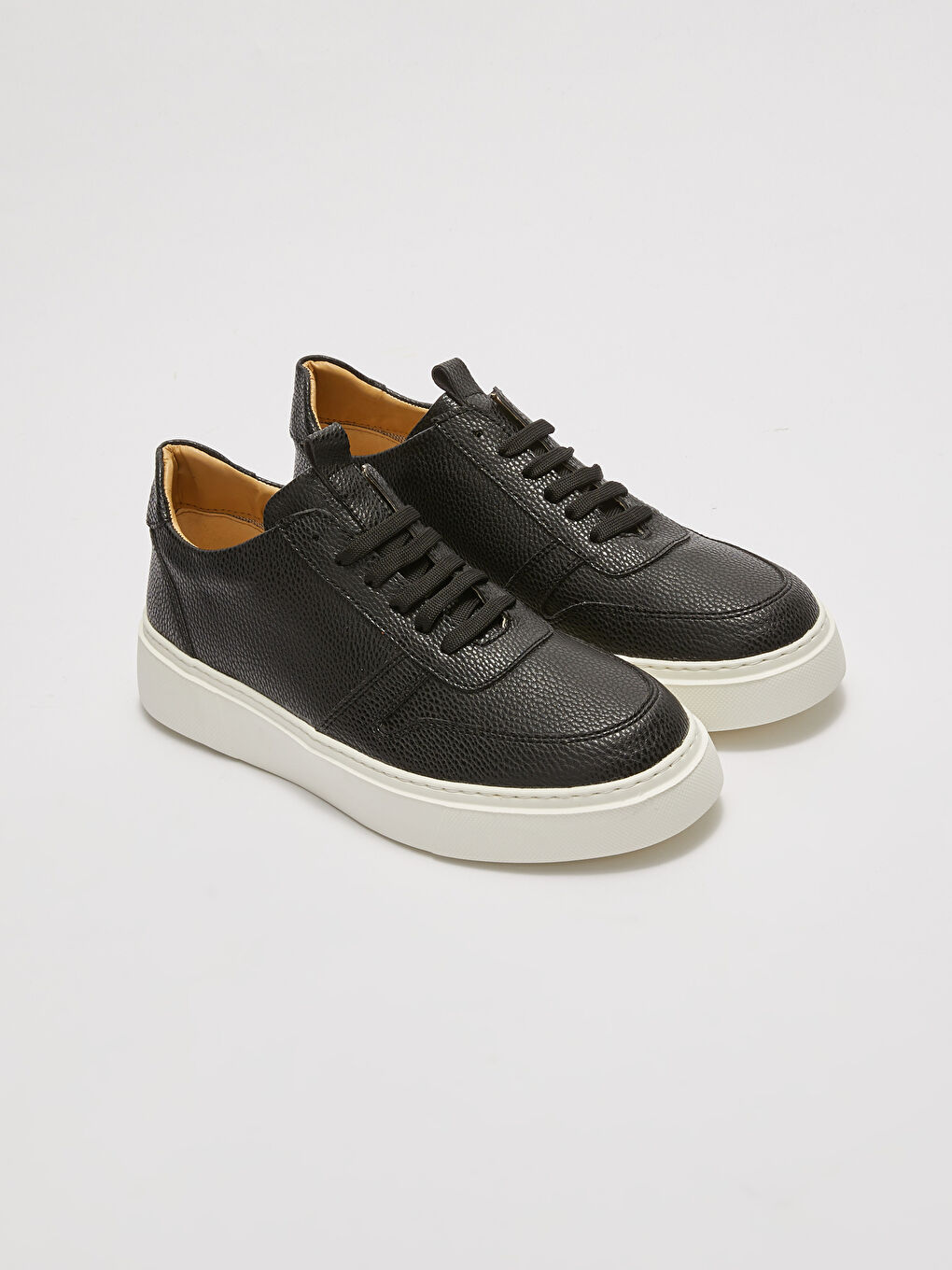 حذاء رياضي رجالي برباط ونعل سميك بمظهر جلد