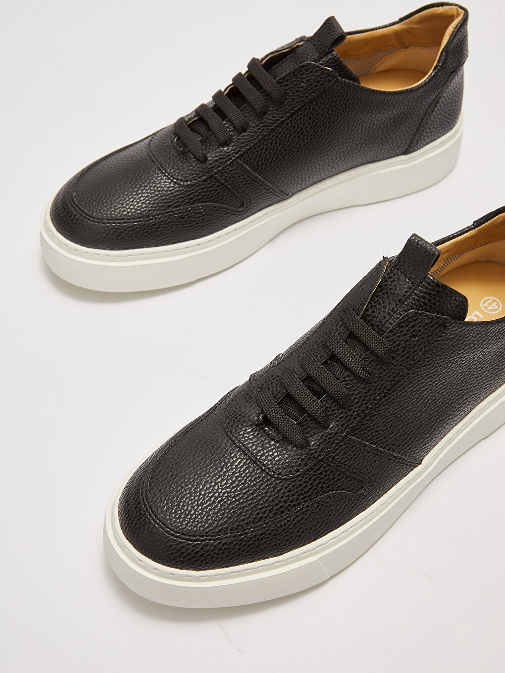 حذاء رياضي رجالي برباط ونعل سميك بمظهر جلد-2