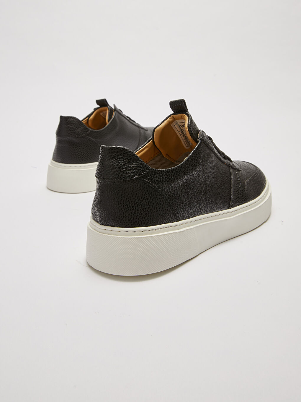 حذاء رياضي رجالي برباط ونعل سميك بمظهر جلد-4