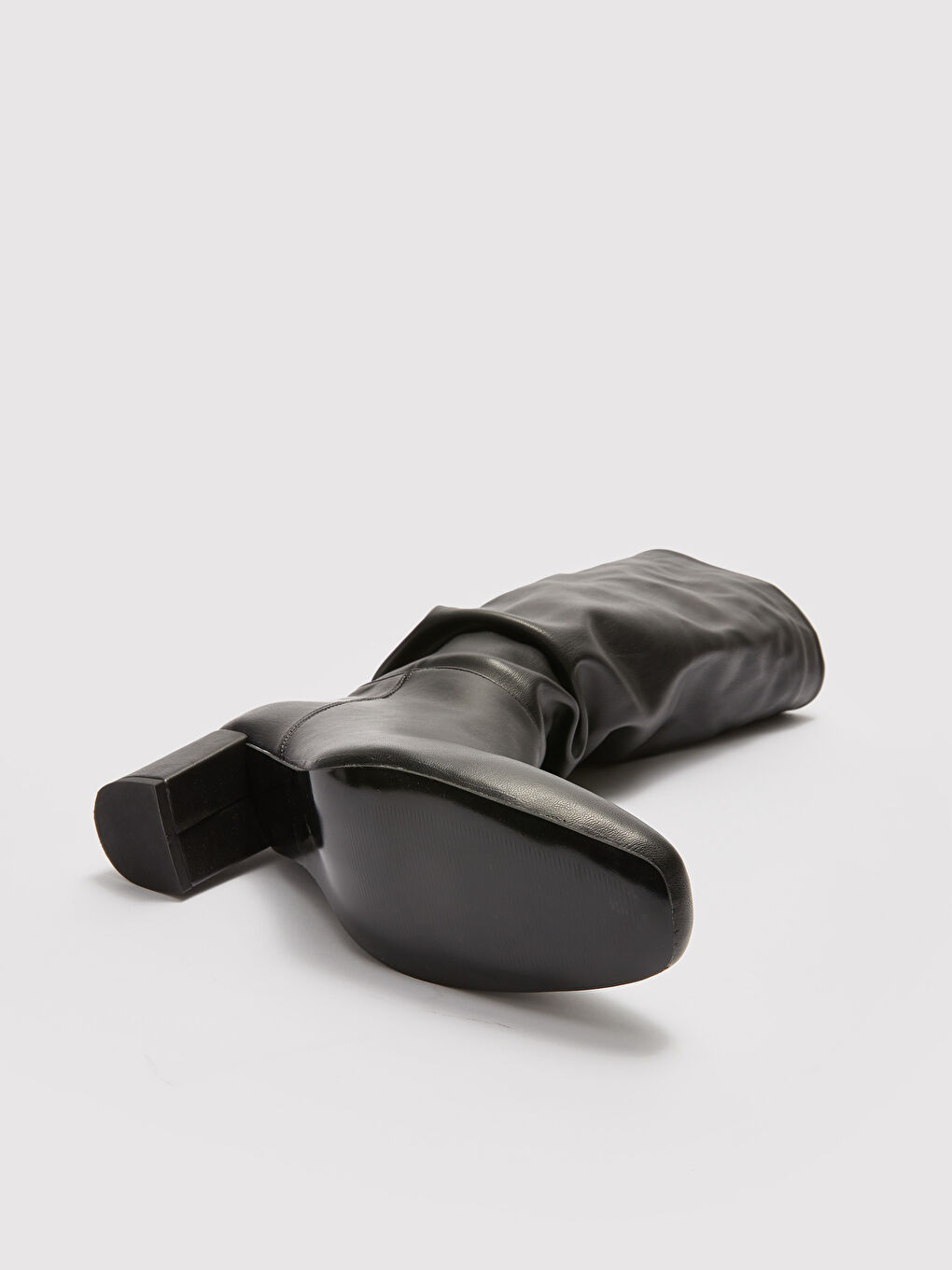 Siyah Deri Görünümlü Kadın Topuklu Çizme-4