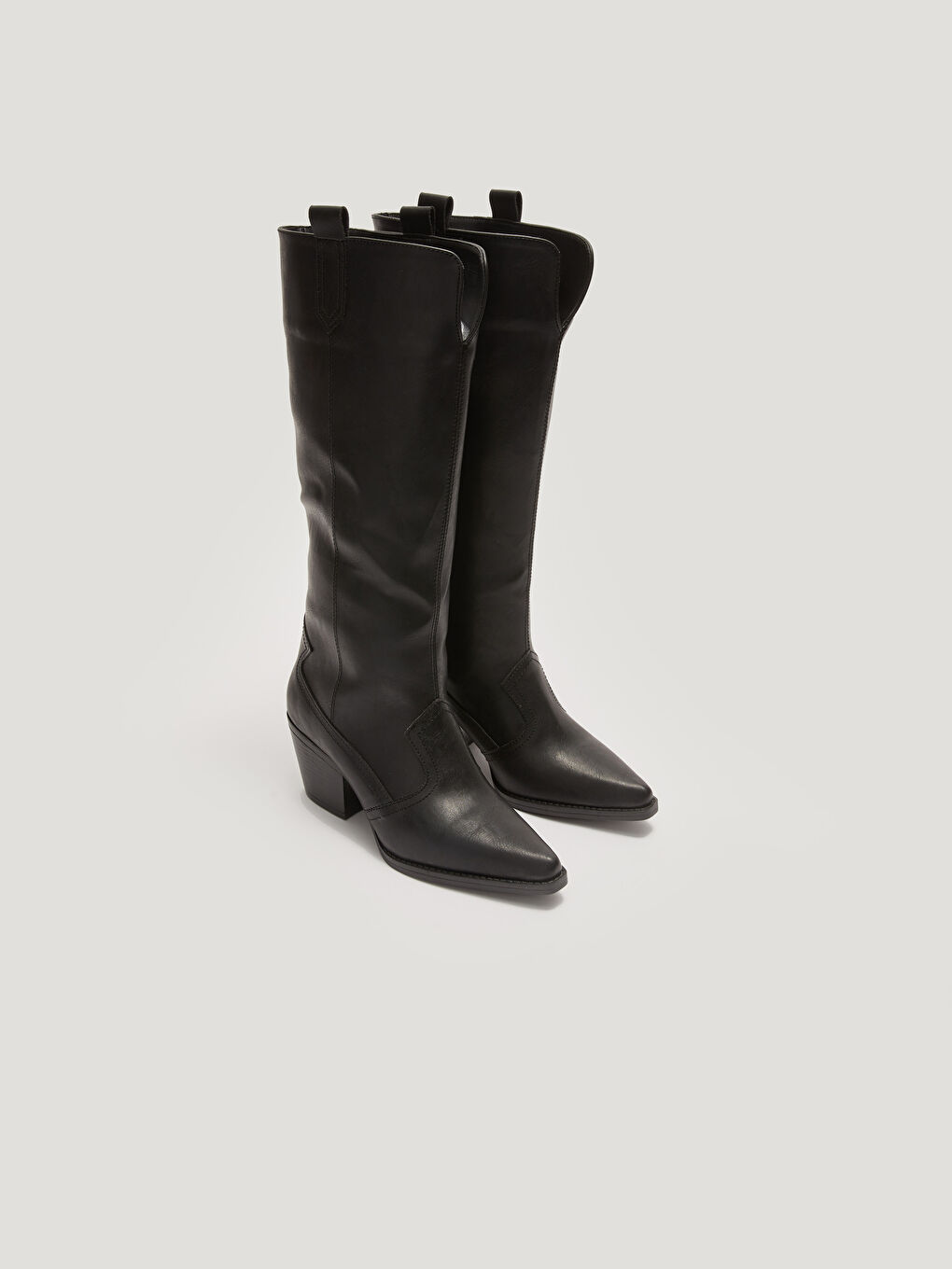 ქალის ქუსლიანი ჩექმები წაწვეტილი ცხვირით ტყავის იერსახით