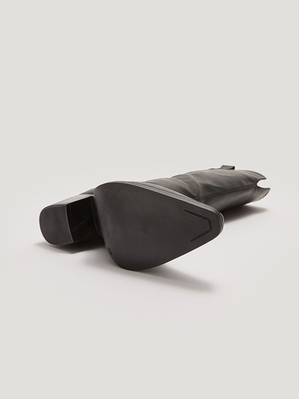 ქალის ქუსლიანი ჩექმები წაწვეტილი ცხვირით ტყავის იერსახით-2