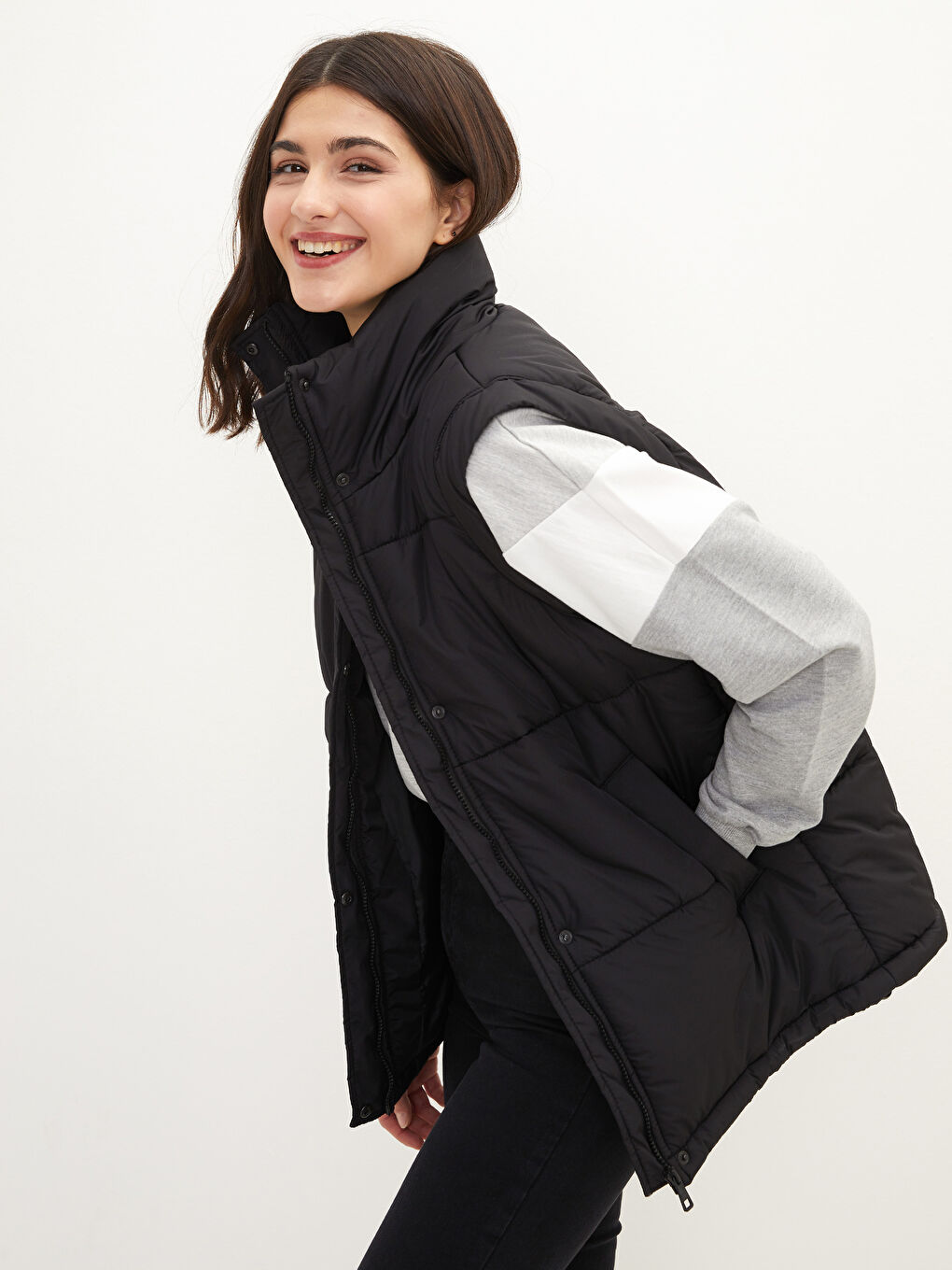 Siyah Dik Yaka Düz Cep Detaylı Kadın Şişme Yelek