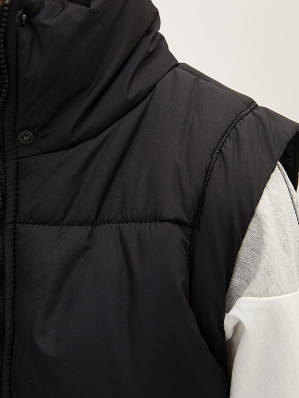 Siyah Dik Yaka Düz Cep Detaylı Kadın Şişme Yelek-4