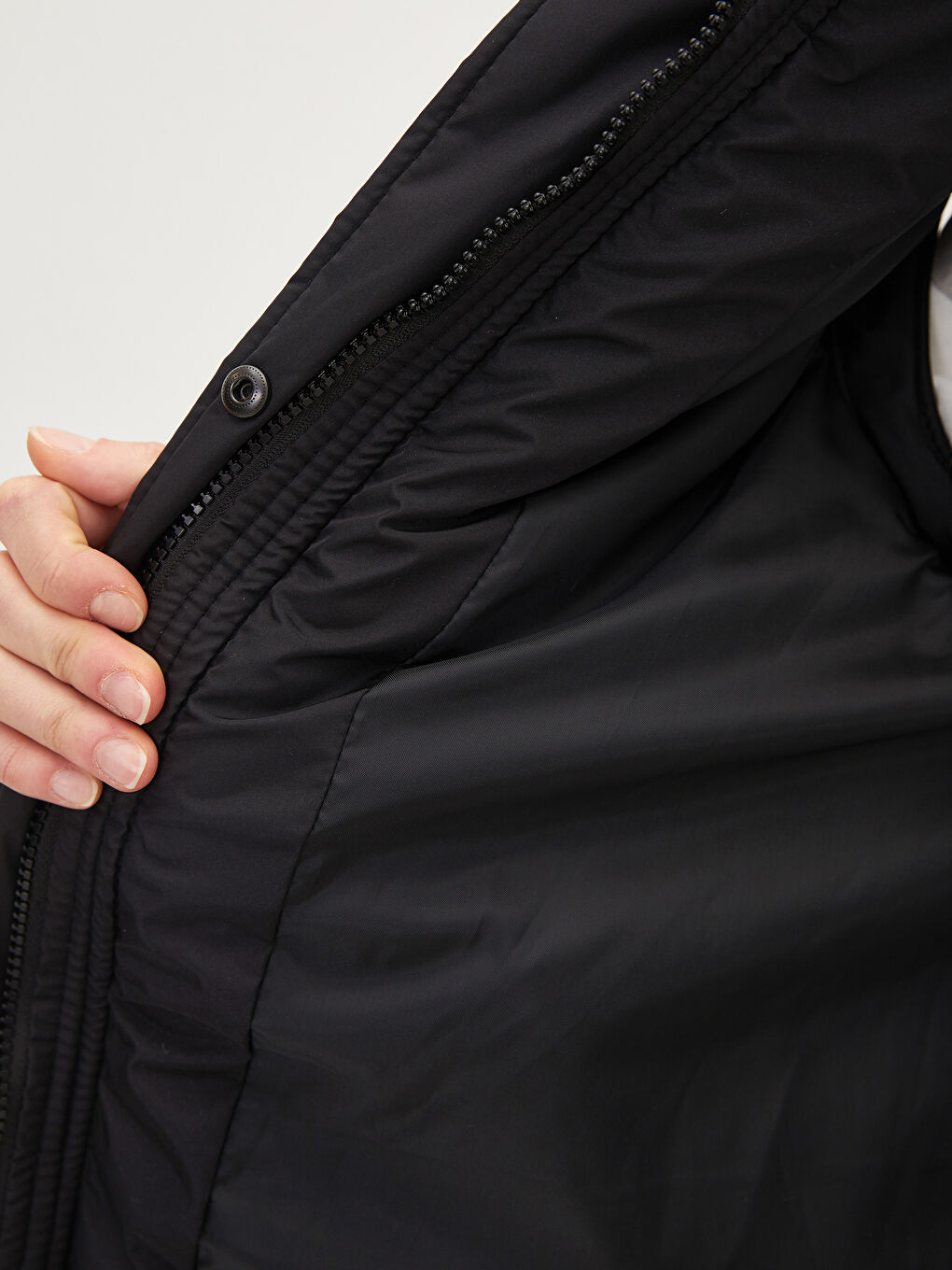 Siyah Dik Yaka Düz Cep Detaylı Kadın Şişme Yelek-5