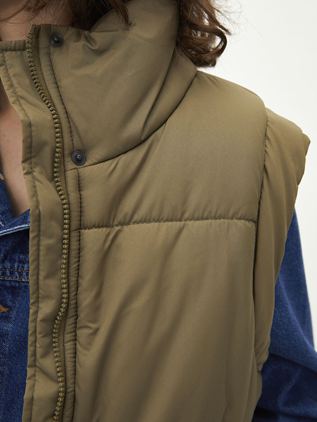 Haki Dik Yaka Düz Cep Detaylı Kadın Şişme Yelek-3