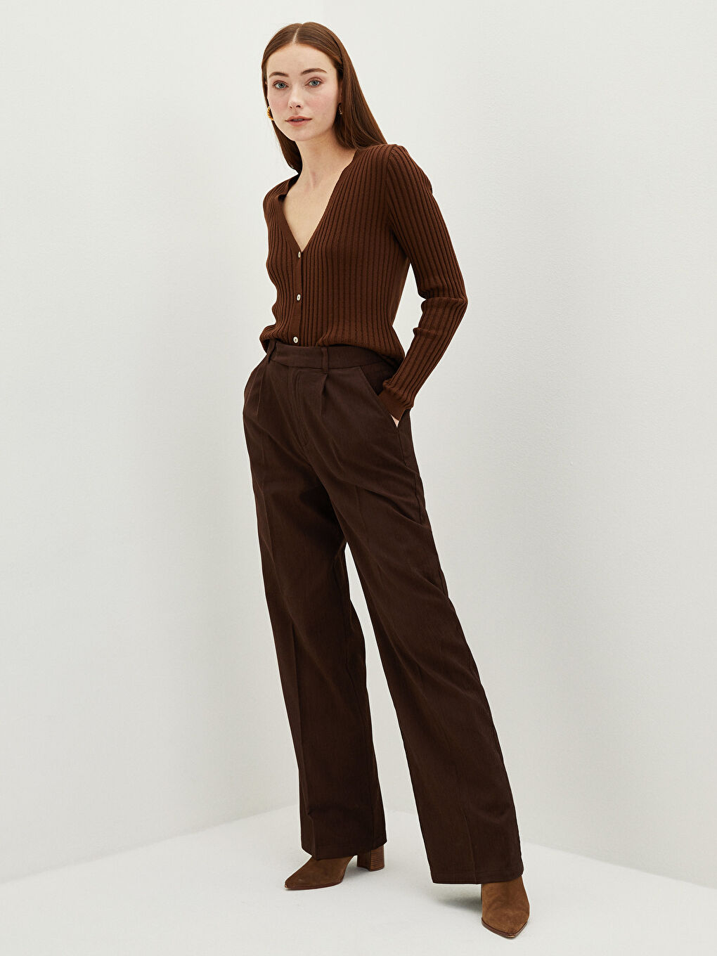 Kahverengi Rahat Kalıp Düz Cep Detaylı Geniş Paça Kadın Pantolon