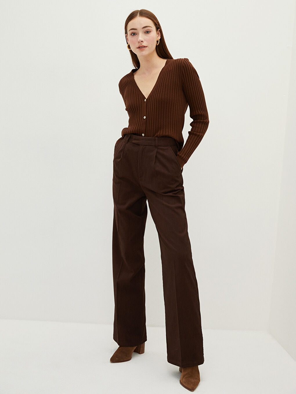 Kahverengi Rahat Kalıp Düz Cep Detaylı Geniş Paça Kadın Pantolon-1