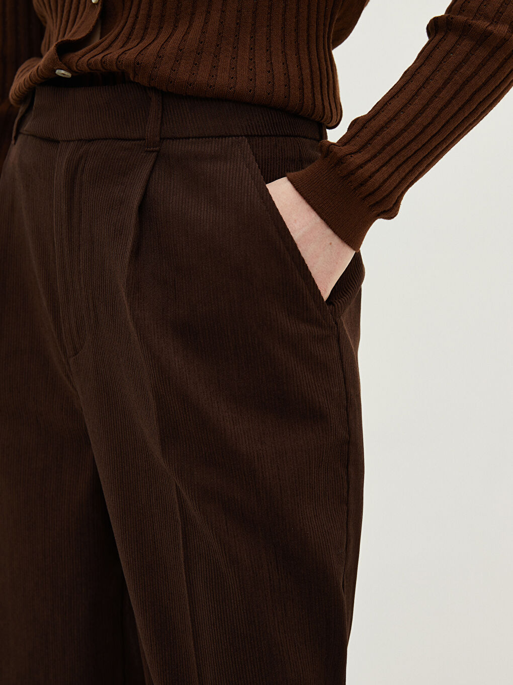 Kahverengi Rahat Kalıp Düz Cep Detaylı Geniş Paça Kadın Pantolon-5