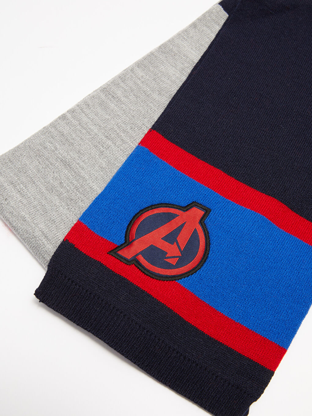 LCW ACCESSORIES Лицензиран комплект плетиво Avengers - момчешка шапка, шал и ръкавици, 3 части -W1L205Z4-M0T