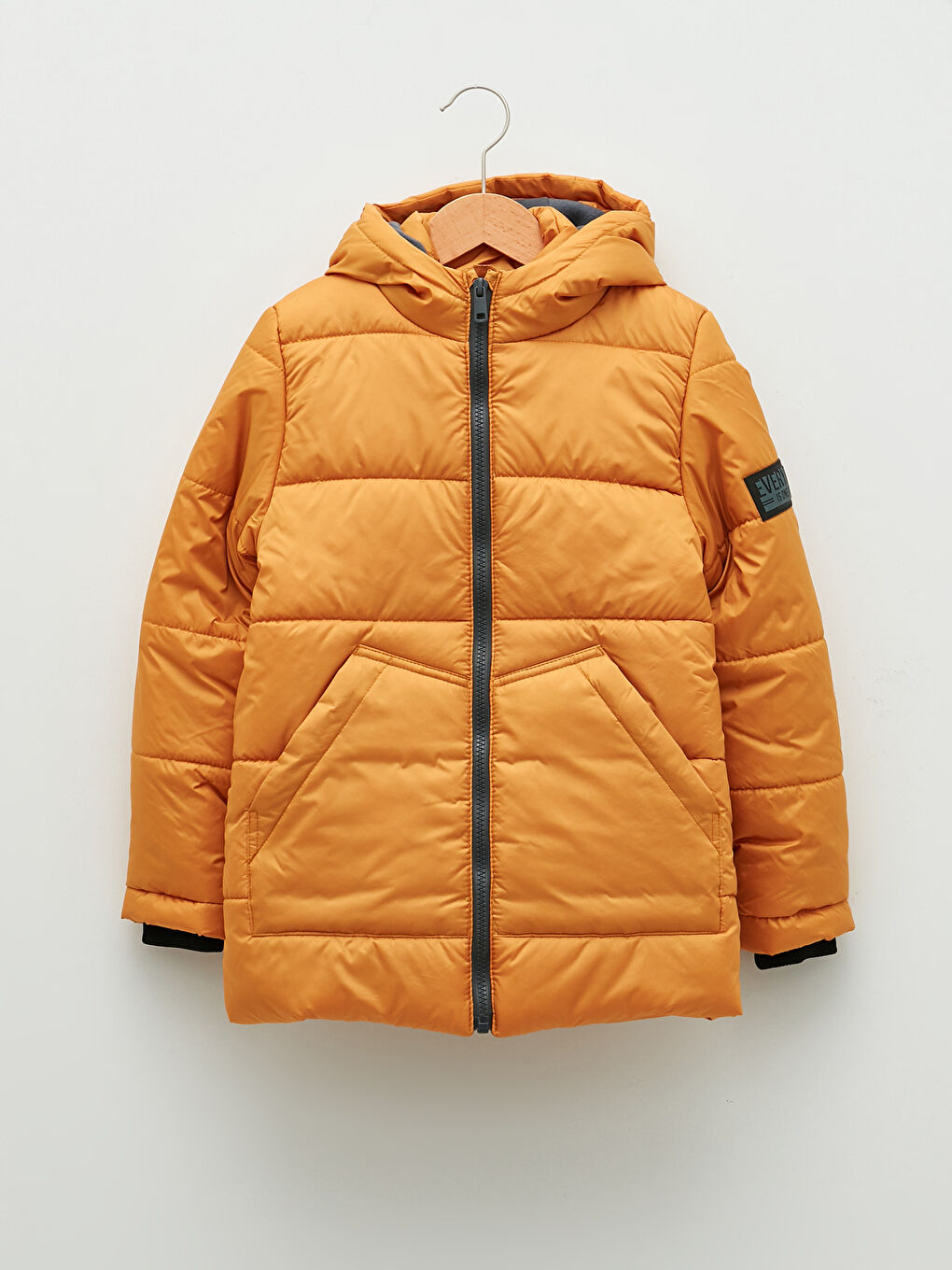 Kahverengi Kapüşonlu Erkek Çocuk Kalın Şişme Mont