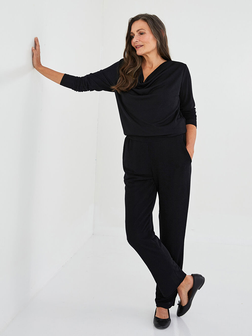 Siyah Beli Lastikli Parlak Görünümlü Cep Detaylı Kadın Pantolon