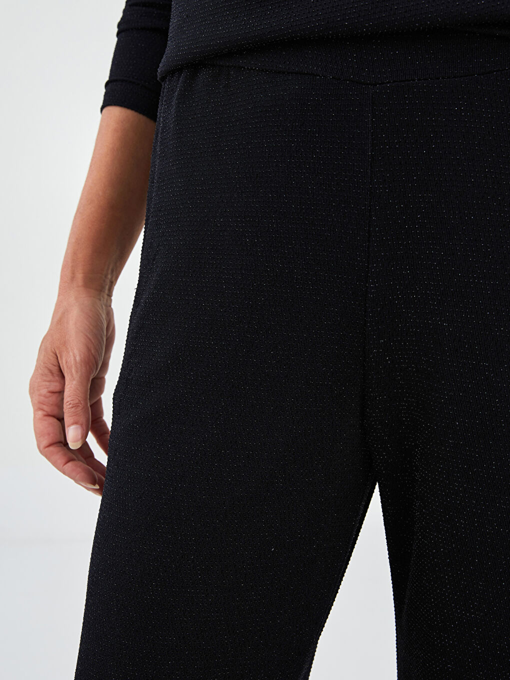 Siyah Beli Lastikli Parlak Görünümlü Cep Detaylı Kadın Pantolon-2