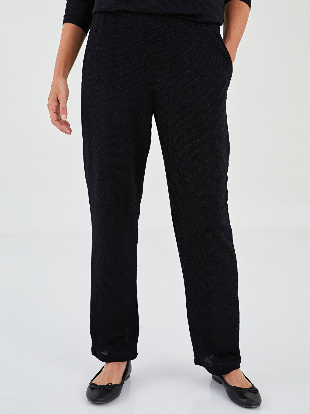 Siyah Beli Lastikli Parlak Görünümlü Cep Detaylı Kadın Pantolon-3