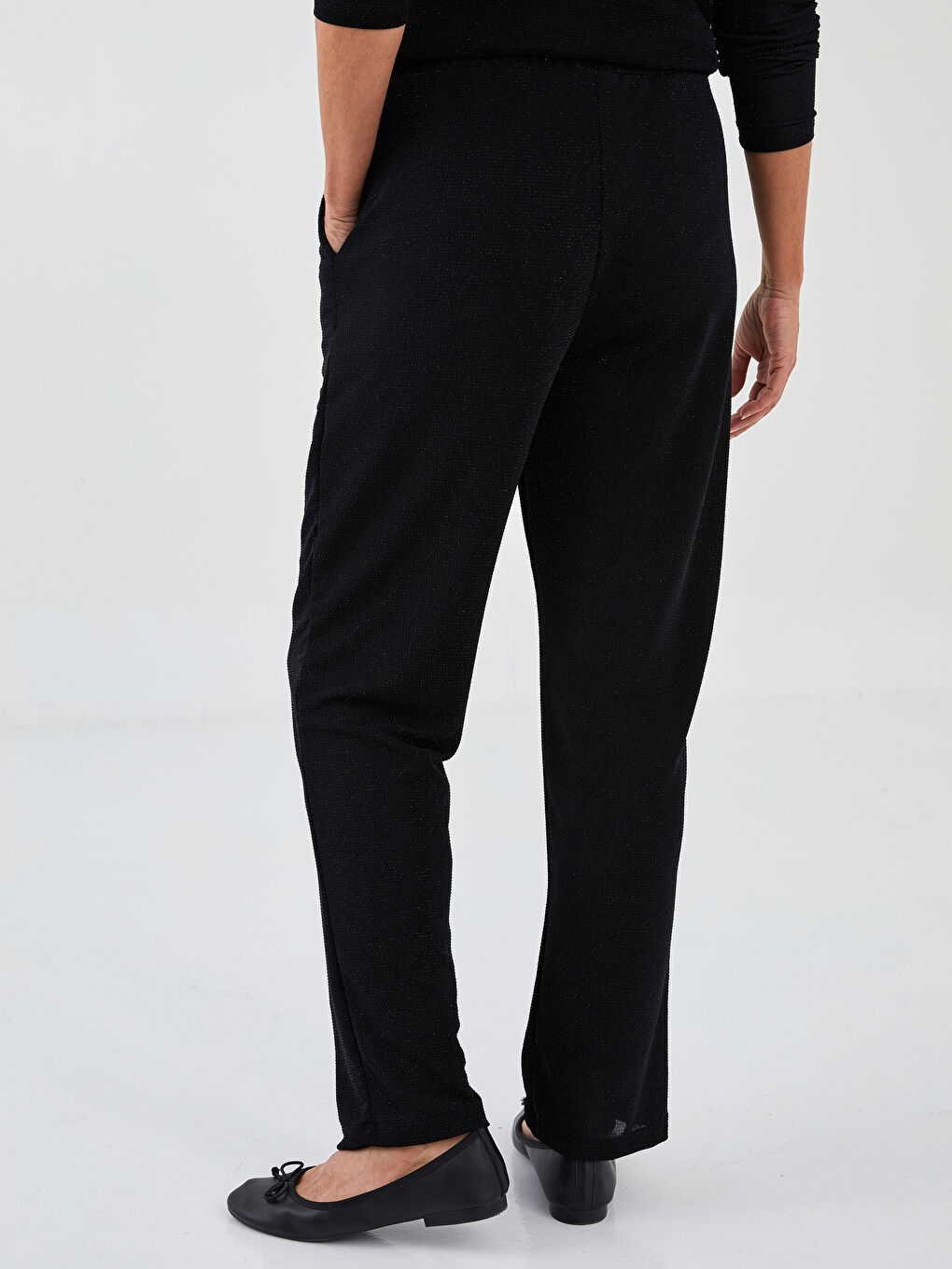 Siyah Beli Lastikli Parlak Görünümlü Cep Detaylı Kadın Pantolon-4