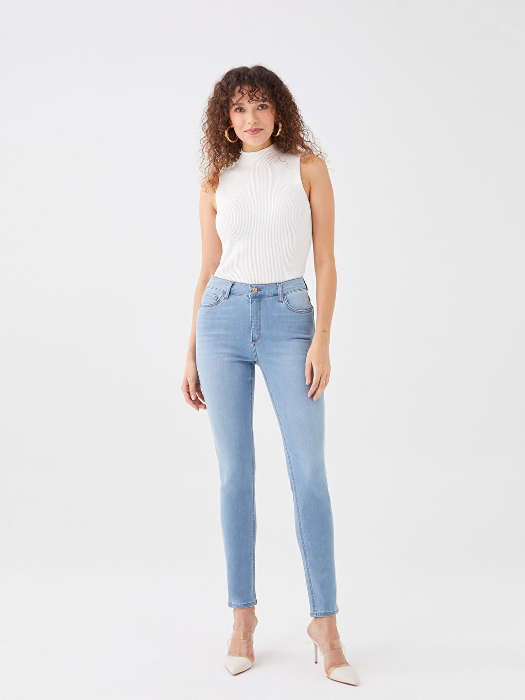 Женские джинсы слим-фит из обычного денима