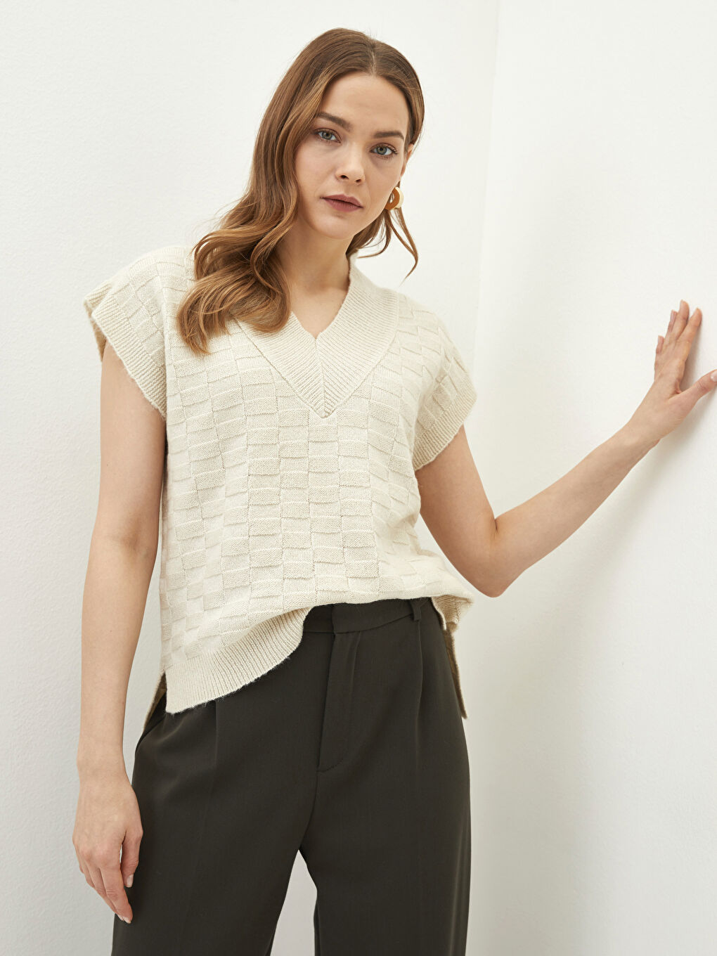 Ekru V Yaka Kendinden Desenli Kadın Triko Süveter-2