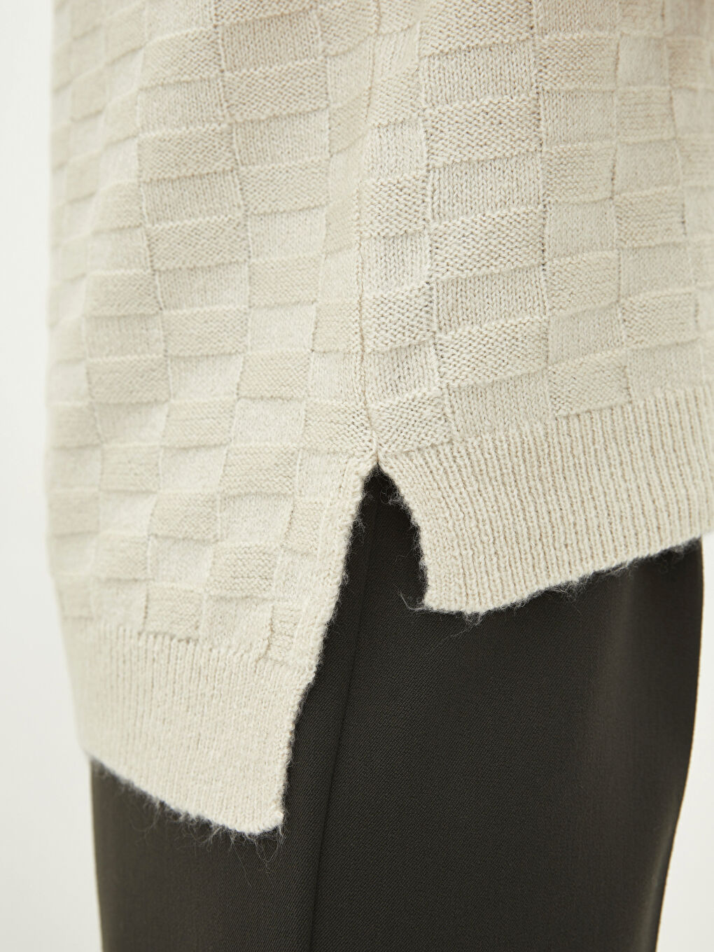 Ekru V Yaka Kendinden Desenli Kadın Triko Süveter-4