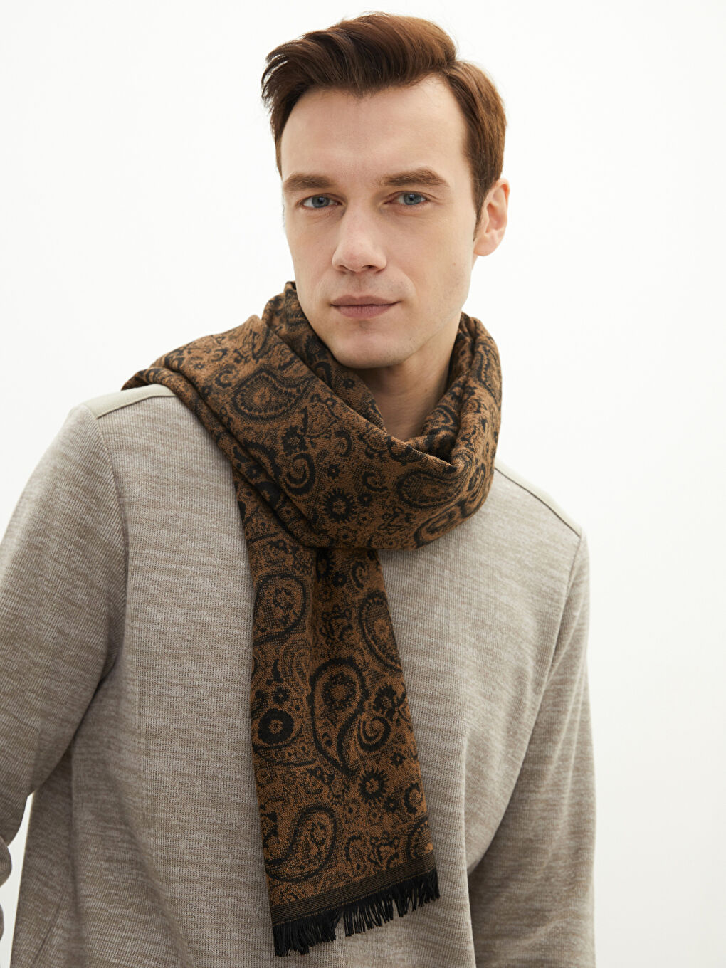 وشاح للرجال بنقشة مزخرفة ومزين بالشرابات