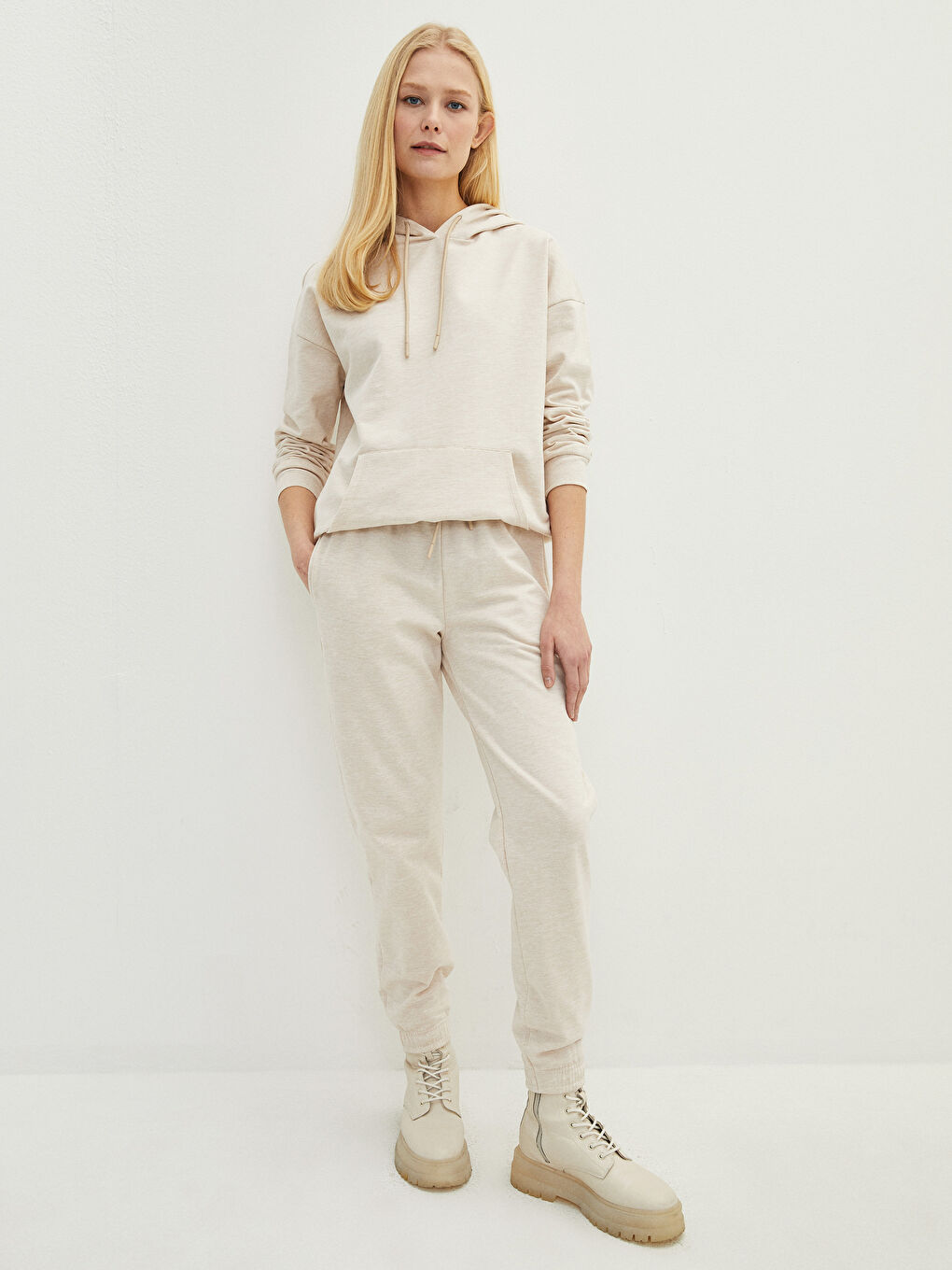 Ženske Jogger Pantalone sa Elastičnim Strukem, Regularnog Kroja i Detaljima Džepova-1