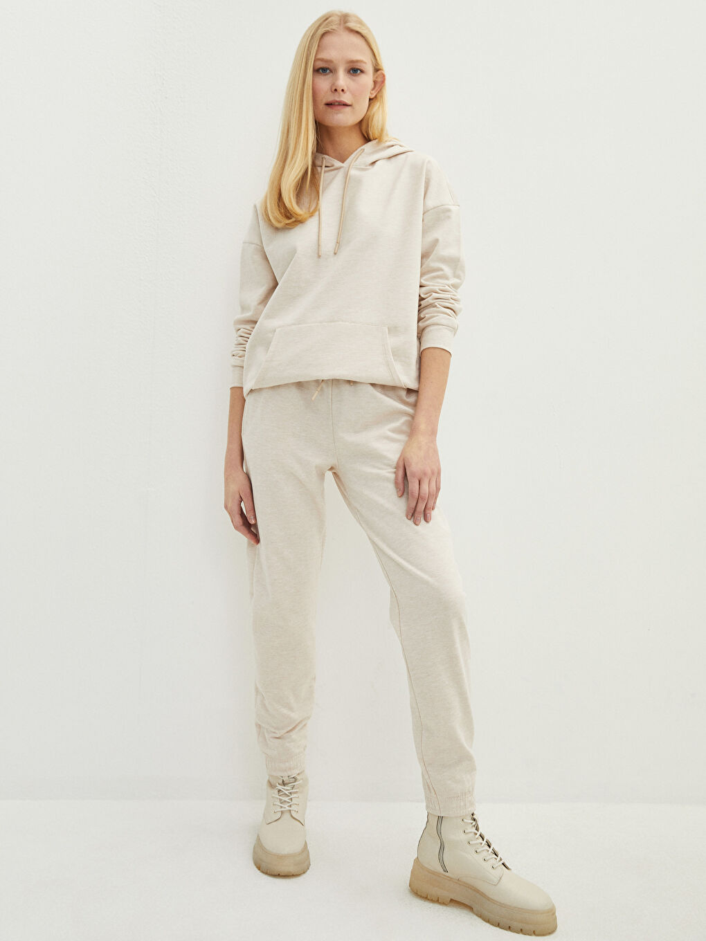 Ženske Jogger Pantalone sa Elastičnim Strukem, Regularnog Kroja i Detaljima Džepova-2