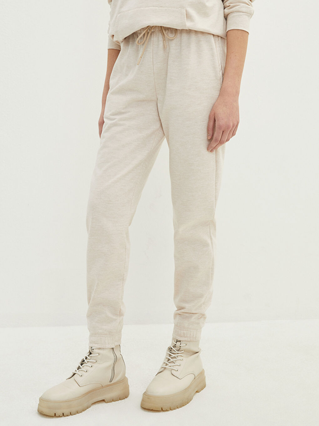 Ženske Jogger Pantalone sa Elastičnim Strukem, Regularnog Kroja i Detaljima Džepova-3