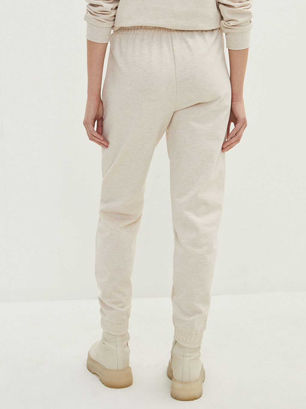 Ženske Jogger Pantalone sa Elastičnim Strukem, Regularnog Kroja i Detaljima Džepova-4